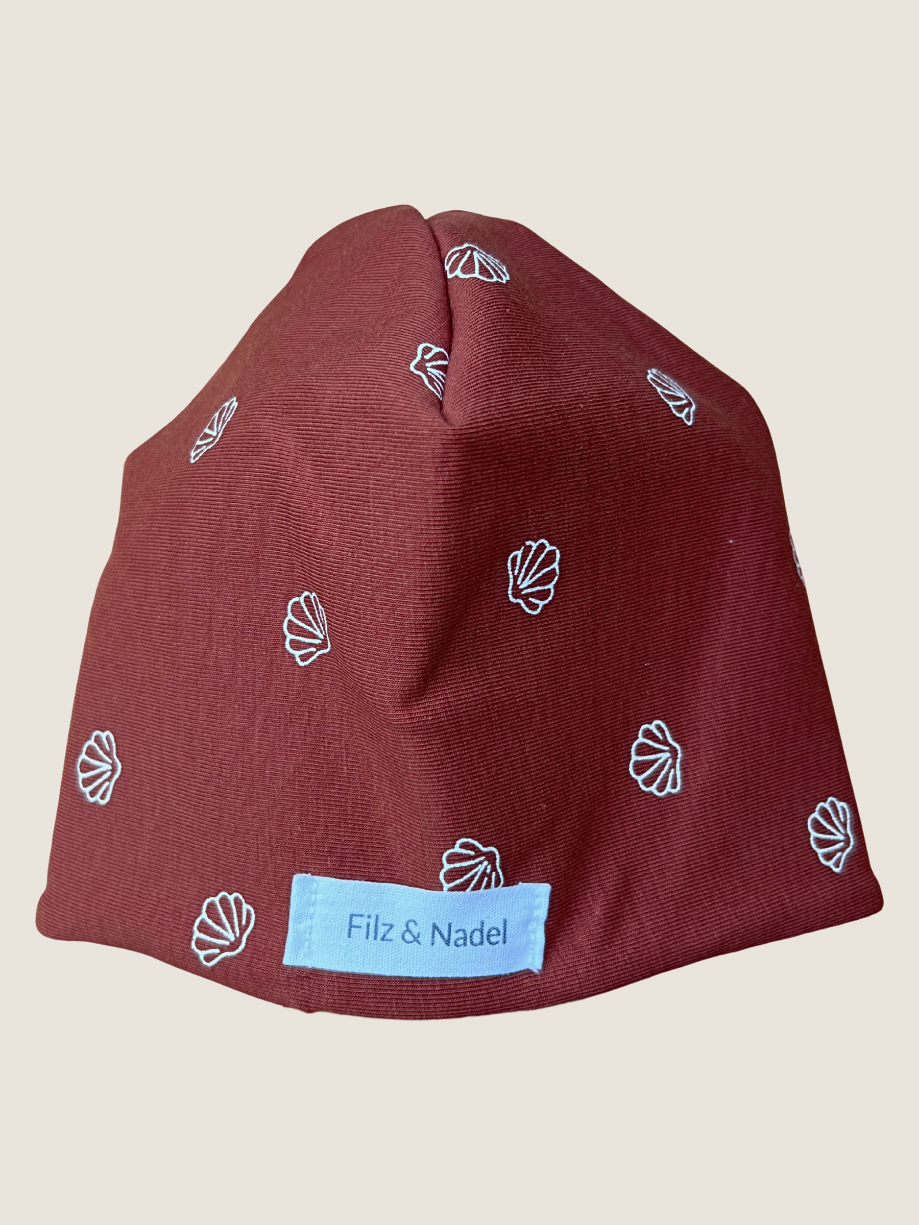 Mütze in warmen Rot und Muscheldesign