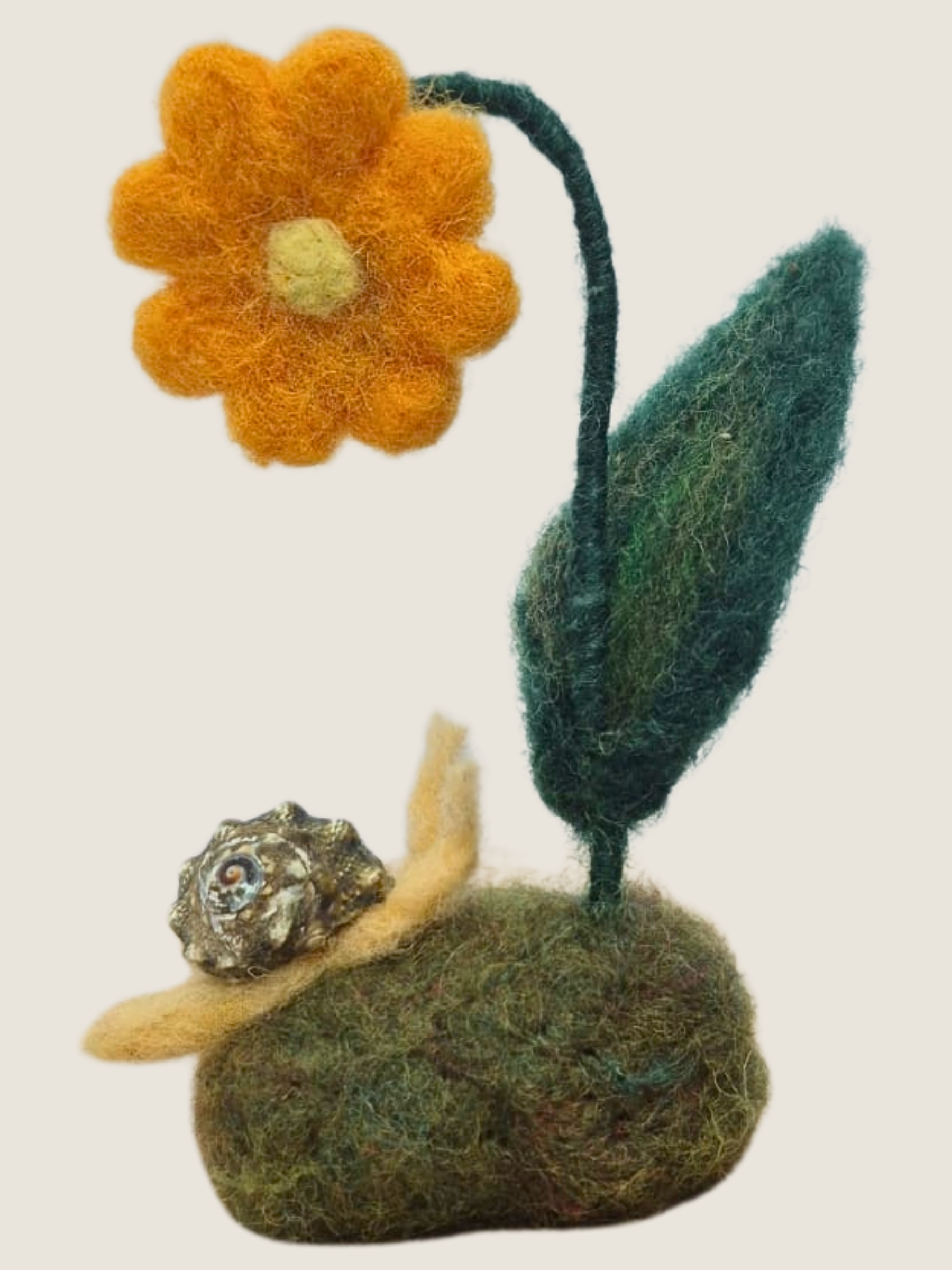 Kleine Schnecke mit Blume - Sommerdekoration